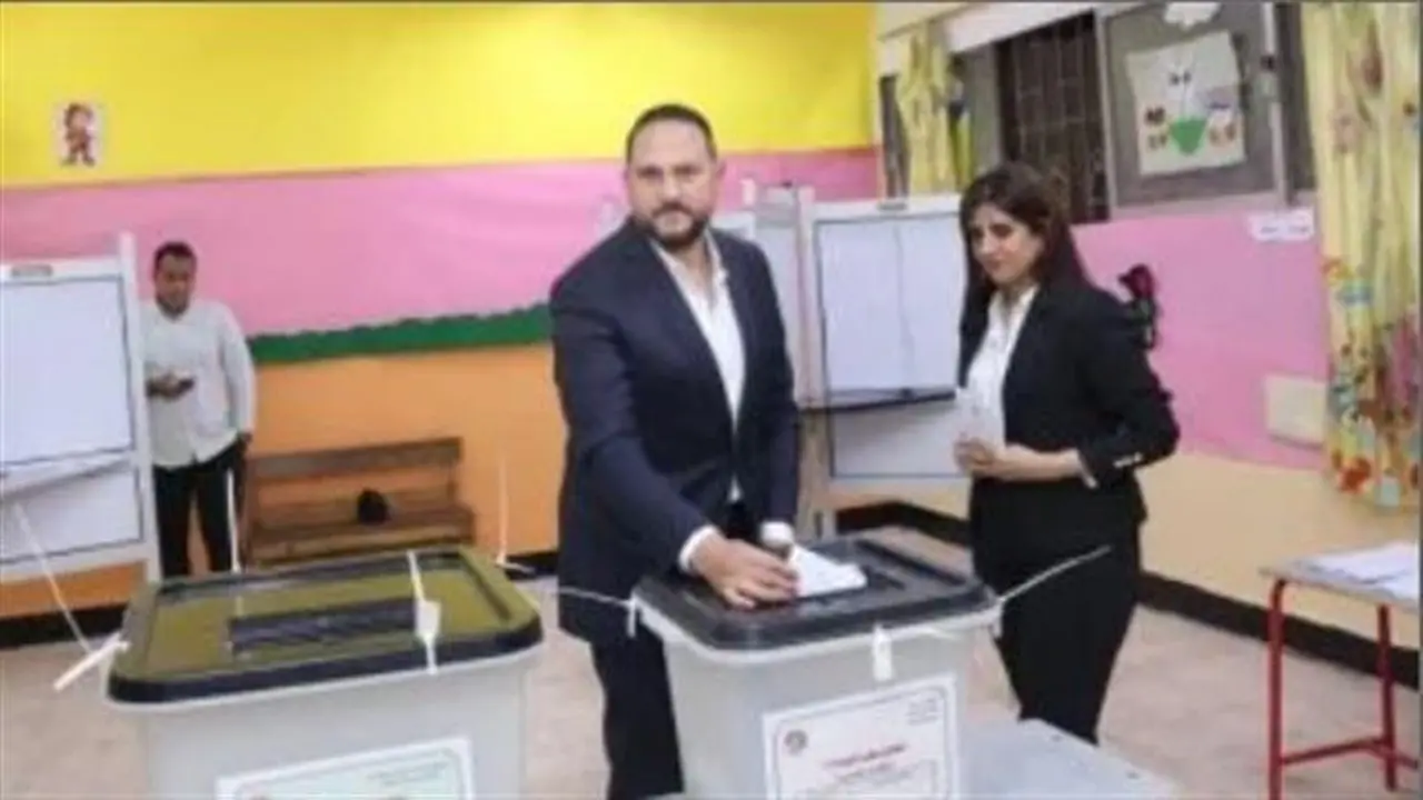 عماد زيادة يشارك في التصويت بانتخابات مجلس النواب ويعكس مدى الالتزام الشعبي بالمرحلة الثانية